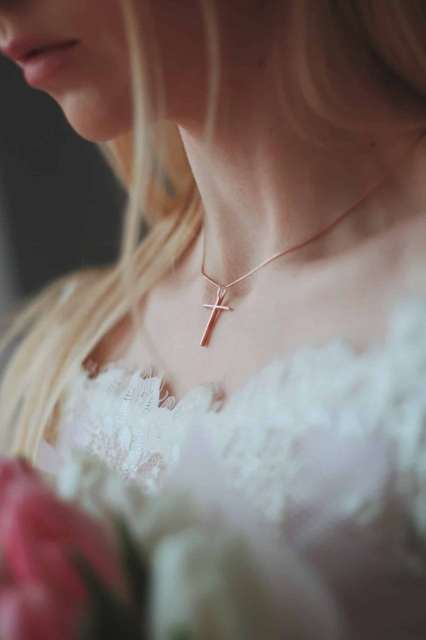 Guide complet pour choisir le pendentif croix parfait : Découvrez les diverses significations et styles