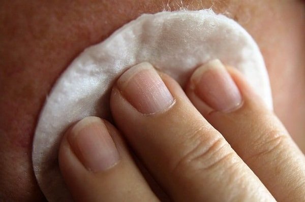 Comment prendre soin de son visage naturellement à la maison ?