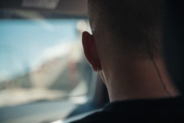 Les différentes options de boucles d'oreilles pour hommes