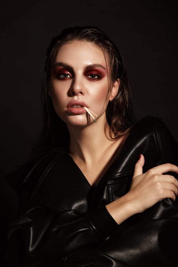 Comment les femmes peuvent-elles tirer le meilleur parti de leur pull moche de Noël ?