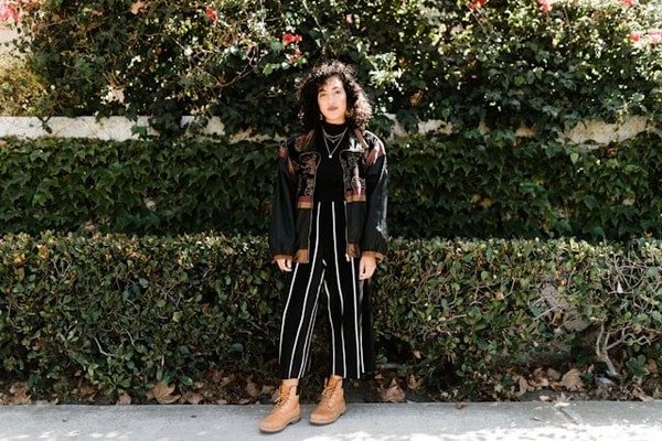 Comment styliser des pantalons à rayures pour allonger la silhouette ?